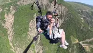 Yeni evli çift düğün gününde kendini gökyüzüne bıraktı