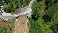 Rize’de şiddetli yağış mahalleyi birbirine bağlayan yolu çökertti