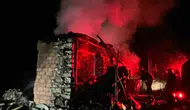 Kumluca’da gece yarısı yangını Ev küle döndü