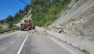 Kastamonu’da dev kaya parçaları yolu trafiğe kapattı