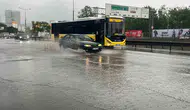 İstanbul yağmura teslim oldu cadde ve sokaklar göle döndü