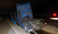 Karaman yolunda direksiyon hakimiyetini kaybeden tır bariyerlere daldı