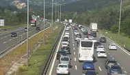 Tatilcilerin dönüş yolculuğu Bolu geçişinde trafiği kilitledi