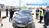 Kırşehir Valisi bayram yolunda sürücülerle çikolata eşliğinde buluştu