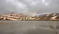Antalya sahilleri yanarken Torosların zirvesi karlar altında kaldı