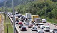 Tatilden dönenler Bolu geçişinde trafiğe takıldı