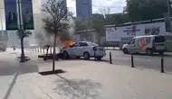 Mecidiyeköy’de el freni unutulan otomobil alevlere teslim oldu