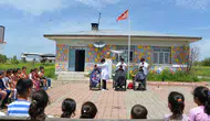 Berber adayı gençler bayram öncesi köy köy dolaşıp tıraş yapıyor