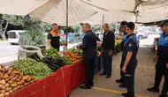 Mersin Akdeniz pazarında etiket ve tartı mesaisi