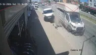 Antalya’da lastiği patlayan kamyonet ortalığı birbirine kattı