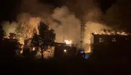 Karabük'te gece vakti çıkan yangın iki evi küle çevirdi