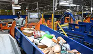 Çin kargo merkezlerinde insan gibi çalışan robotlar dönemi başladı
