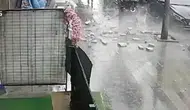 Küçükçekmece'de bir binanın dış cephesi sokağa döküldü