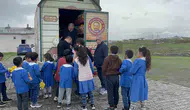 Karslı çocuklara oyuncak taşıyan karavan sınır köyüne ulaştı
