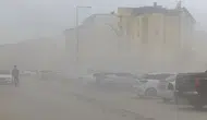 Yüksekova'da fırtına çatıları uçurdu