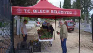 Bilecik’te bayram sabahı mezarlık ziyaretlerine çiçekli dokunuş