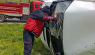 Van-Bitlis yolunda yağışlı havada minibüs devrildi