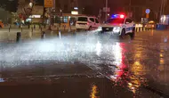 İzmir’de aniden bastıran sağanak günlük hayatı felç etti
