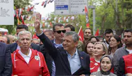 Özgür Özel siyasetin yaş ortalamasından dert yandı