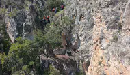 Burdur’da sarp yamaçta mahsur kalan keçilere AFAD el uzattı