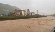 Trabzon Araklı'da sel felaketi yolları kapattı