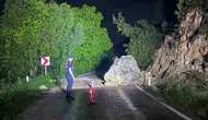 Bilecik'te kaya düşmesiyle kapanan köy yolu temizlendi