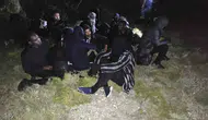 Çeşme kıyılarında gece operasyonu 29 kaçak göçmen yakalandı