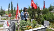 Adana’da deprem şehitliğinde bayram burukluğu