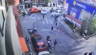Kağıthane'de kontrolden çıkan otomobil dürümcü dükkanına daldı