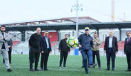 Mesut Özil Esenlerli gençlerle sahaya indi