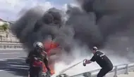 Zeytinburnu sahil yolunda seyir halindeki motosiklet aniden tutuştu