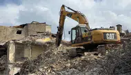 Yüksekova riskli binaları tek tek yıkıyor