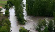 Yeşilırmak taştı Tokat’ta bir araç sular altında kalmaktan kurtarıldı