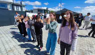 Yozgatlı komşular ekranı kapattı baharı sokakta karşıladı