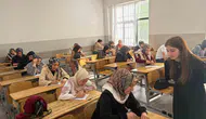 Diyarbakırlı veliler çocuklarının sırasına oturup sınava girdi