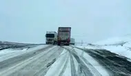 Baharın ortasında kış geri döndü Ilgar Dağı’nda tırlar mahsur kaldı