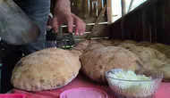 Tortum Şelalesi yanındaki evde ekmek yetiştirme telaşı