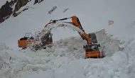 Bahçesaray yolunda karlar erimeden yollar temizleniyor