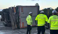 Pendik'te TIR kazası trafiği kilitledi