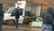 Siirt yolunda lastik patladı ekmekler yola saçıldı