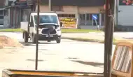 İnegöl trafiğinde kamyonetin kaputunda tamir şaşkınlığı