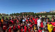 Cengiz Ünder memleketindeki genç futbolculara tecrübelerini aktardı
