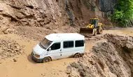 Trabzon’da yamaçtan kopan toprak minibüsü yuttu