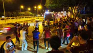 Trabzonspor taraftarı Antalya sokaklarını bordo-maviye boyadı