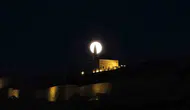Van kalesi üzerinde yükselen dolunay geceyi aydınlattı