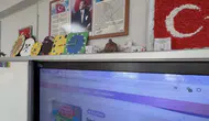 Öğrencilerin yeni sınıf arkadaşı akıllı tahtaya yuva kuran bir kumru oldu