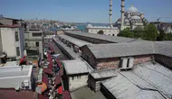 19 Mayıs tatilini fırsat bilen İstanbullular Eminönü meydanını doldurdu