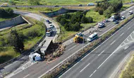 Çorlu'da devrilen odun yüklü TIR trafiği birbirine kattı