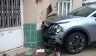 İnegöl’de kontrolsüz kavşak kazası evin duvarını yıktı