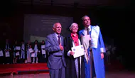 70 yaşındaki Rahime Uluşar diplomasını profesör oğlunun elinden aldı